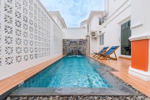 Πισίνα στο ή κοντά στο Phuket's unique Sino-style villa with private pool