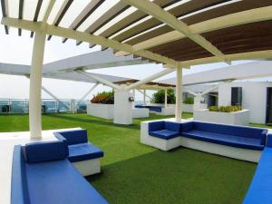 Et opholdsområde på Azure Urban Resort Paris Beach Staycation + 3 billeder