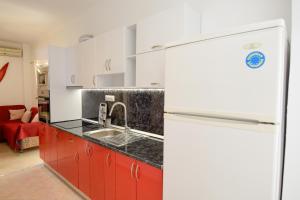 A kitchen or kitchenette at Rubini City Apartment