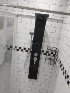 - une douche avec un mur carrelé noir et blanc dans l'établissement Overnight stay. Self-catering., à Klerksdorp