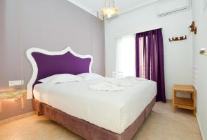 A bed or beds in a room at Rubini City Apartment