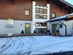 uma casa com uma entrada coberta de neve à sua frente em Rosi`s em Maria Alm am Steinernen Meer