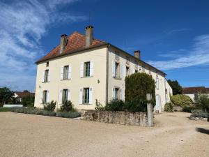 un gran edificio blanco con techo rojo en Large House near Marciac & Heated Salt Water Pool, en Plaisance