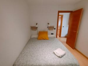 A bed or beds in a room at Tirwal Suite San Juan