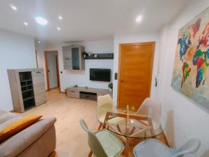 A television and/or entertainment centre at Tirwal Suite San Juan