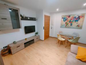 A television and/or entertainment centre at Tirwal Suite San Juan