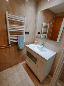 A bathroom at Tirwal Suite San Juan