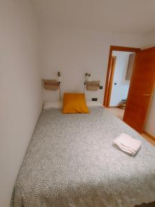 A bed or beds in a room at Tirwal Suite San Juan