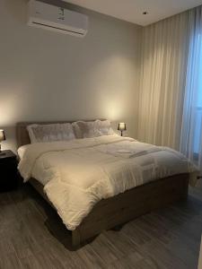 Tempat tidur dalam kamar di Smart Entry Apartment