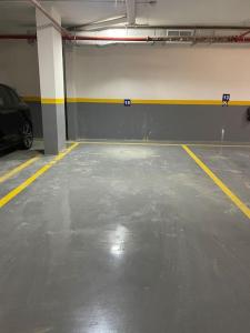 uma garagem com um carro estacionado nela em Smart Entry Apartment em Riade