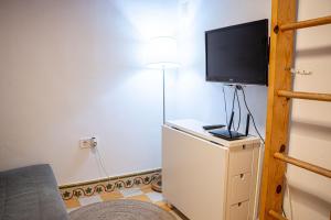 salon z telewizorem na lodówce w obiekcie Adorable apartamento en Almagro w Madrycie +22 zdjęcia
