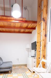 salon z drabiną i kanapą w obiekcie Adorable apartamento en Almagro w Madrycie