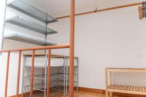 een kamer met een vogelkooi aan de muur bij Adorable apartamento en Almagro in Madrid