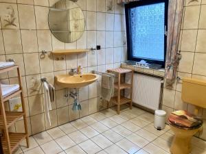een badkamer met een wastafel en een toilet bij Ferienwohnung "Casa Horife" in Konz