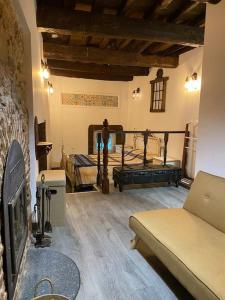 - un salon avec un canapé et une cheminée dans l'établissement Casa Olivença, à Arraiolos
