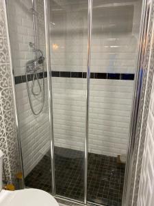 La salle de bains est pourvue d'une cabine de douche en verre. dans l'établissement Casa Olivença, à Arraiolos