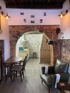 Una sala de estar con mesa y sillas y una cocina. en Casa Olivença, en Arraiolos