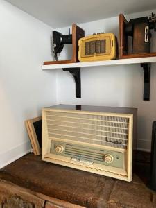 une ancienne radio assise sur une étagère dans l'établissement Casa Olivença, à Arraiolos