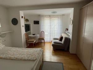 ヴァッサーブルクにあるHotel Garni Vitamariのリビングルーム(ベッド1台、ソファ、テーブル付)