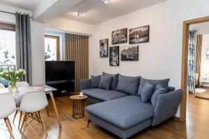 Televízia a/alebo spoločenská miestnosť v ubytovaní udanypobyt Apartamenty Tuwima