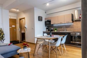 Kuchyňa alebo kuchynka v ubytovaní udanypobyt Apartamenty Tuwima