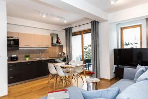 Kuchyňa alebo kuchynka v ubytovaní udanypobyt Apartamenty Tuwima