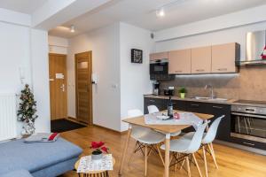 Kuchyňa alebo kuchynka v ubytovaní udanypobyt Apartamenty Tuwima