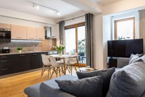 Kuchyňa alebo kuchynka v ubytovaní udanypobyt Apartamenty Tuwima