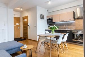 Kuchyňa alebo kuchynka v ubytovaní udanypobyt Apartamenty Tuwima