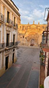 a large building with a gate in a courtyard at Apartamento Duplex casa Palacio rehabilitado centro El Puerto in El Puerto de Santa María