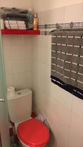 bagno con servizi igienici rossi e coperchio rosso di Mazet provencal au coeur des Alpilles La Rêverie a Maussane-les-Alpilles
