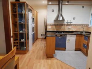 Offer Economic apartment Barcelona في برشلونة: مطبخ مع دواليب زرقاء وفرن علوي موقد