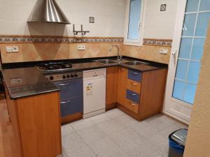 Offer Economic apartment Barcelona في برشلونة: مطبخ مع مغسلة وموقد