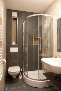 Bilik mandi di Wellness Hotel Montis