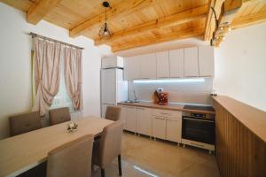 cocina con mesa de madera y comedor en Vila Pavle, en Bajina Bašta