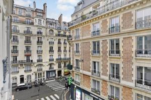 vistas a una calle frente a los edificios en GemBnB Luxury Apartments - Residence Leon Jost en París
