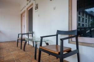 two chairs and a table in a room at RedDoorz Syariah near Plengkung Gading 2 in Yogyakarta