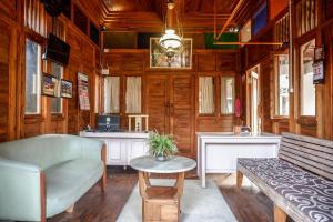 a living room with a couch and a table at RedDoorz Syariah near Plengkung Gading 2 in Yogyakarta