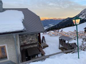 Ein allgemeiner Bergblick oder ein Berglick von der Ferienwohnung aus