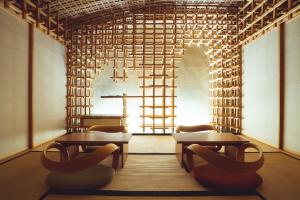 奈良的住宿－SETRE Naramachi セトレ ならまち，一间设有两张桌子和椅子的房间,以及梯子