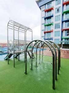 Bazén v ubytování V8 Hotel Johor Bahru nebo v jeho okolí