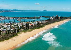 巴迪纳Beachfront Styled 2 BR Apt w Pool at Buddina的海滩和海洋的鸟瞰图