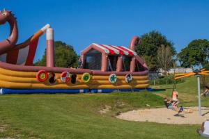 un parque acuático con un gran parque infantil inflable en MOBILHOME CLIMATISE TOUT CONFORT 6 à 8 PERSONNES à louer, en Litteau