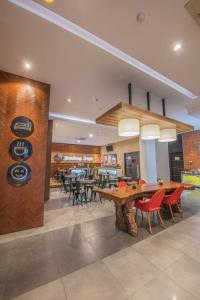 Restoran või mõni muu söögikoht majutusasutuses Kalya Hotel Bandung Dago