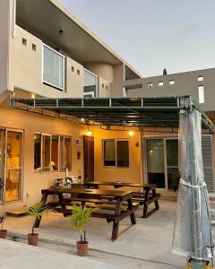 eine Terrasse mit einem Picknicktisch vor einem Haus in der Unterkunft Dining & Stay 38 Miyahira in Zamami