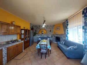 A kitchen or kitchenette at Villa Jewels ,casa vacanza