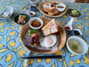 einen Tisch mit zwei Teller Essen drauf. in der Unterkunft Dining & Stay 38 Miyahira in Zamami