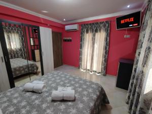 A bed or beds in a room at Silver Pearl Apartment