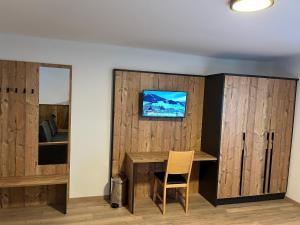 Televiisor ja/või meelelahutuskeskus majutusasutuses Eibinghof BED & BREAKFAST & SWIM