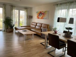 ein Wohnzimmer mit einem Sofa und einem Tisch in der Unterkunft Helle Wohnung mit Balkon 120qm, 4Zimmer in Dortmund